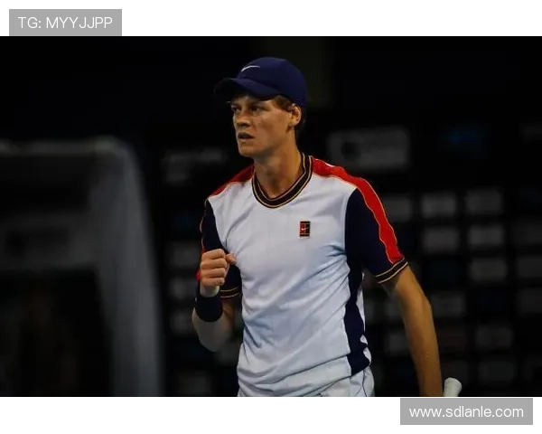 张奔斗与辛纳的交织人生：小公寓中的梦想与中网冠军的荣耀