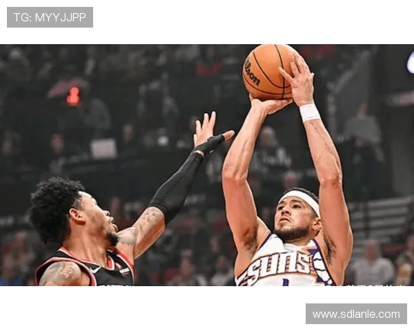 布克半场表现起伏7投4中仅得13分失误频频影响球队节奏