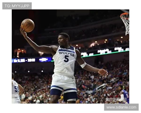 森林狼末节发力15-0逆转攻势里德与华子接连命中三分球