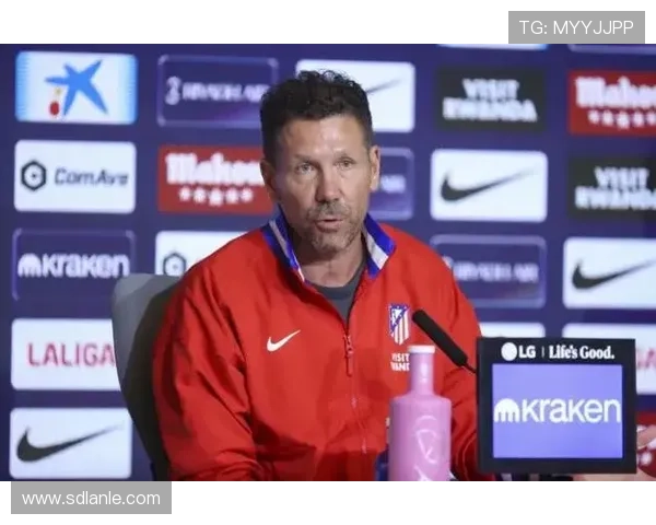 马德里竞技主帅西蒙尼获2025年金足奖传奇荣誉称号